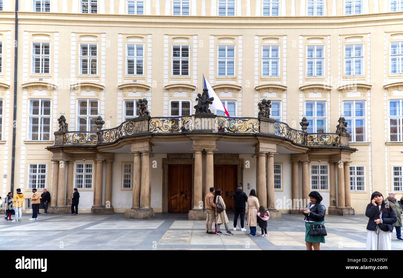 Menschen außerhalb des Präsidentenpalastes Prag Tschechische Republik Stockfoto