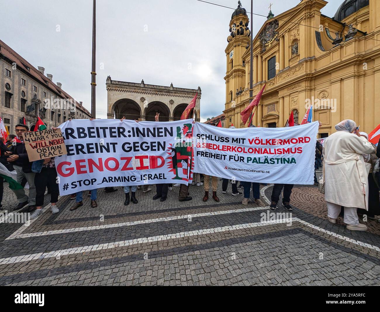 München, Bayern, Deutschland. Oktober 2024. Die deutsche Ver.di union versammelte sich in München unter dem Motto Ã¢â‚¬Å „Soziales rauf-Ruestung runter! Ã¢â‚¬Â Ã‚Â (mehr sozial, weniger Rüstung) in einer Demonstration für soziale Gerechtigkeit, Klimagerechtigkeit und Frieden. Ã‚Â die union kritisiert die Regierung der Ampel-Koalition für die Reduzierung von Sozialprogrammen, einschließlich Pensionierung, Buergergeld und Asylzahlungen, während die militärischen Auszahlungen steigen und ein dringender Bedarf an mehr Investitionen in Bildung, Wohnraum und Klimaschutz besteht. Ã‚Â die Kritik an den Militärausgaben erstreckt sich auch auf die Kritik an Verteidigern Stockfoto