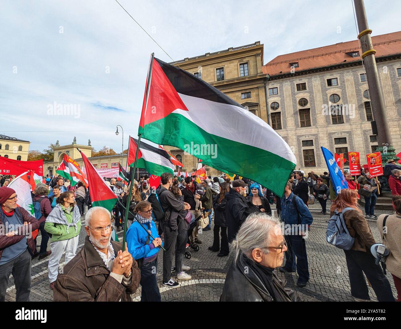 München, Bayern, Deutschland. Oktober 2024. Die deutsche Ver.di union versammelte sich in München unter dem Motto Ã¢â‚¬Å „Soziales rauf-Ruestung runter! Ã¢â‚¬Â Ã‚Â (mehr sozial, weniger Rüstung) in einer Demonstration für soziale Gerechtigkeit, Klimagerechtigkeit und Frieden. Ã‚Â die union kritisiert die Regierung der Ampel-Koalition für die Reduzierung von Sozialprogrammen, einschließlich Pensionierung, Buergergeld und Asylzahlungen, während die militärischen Auszahlungen steigen und ein dringender Bedarf an mehr Investitionen in Bildung, Wohnraum und Klimaschutz besteht. Ã‚Â die Kritik an den Militärausgaben erstreckt sich auch auf die Kritik an Verteidigern Stockfoto