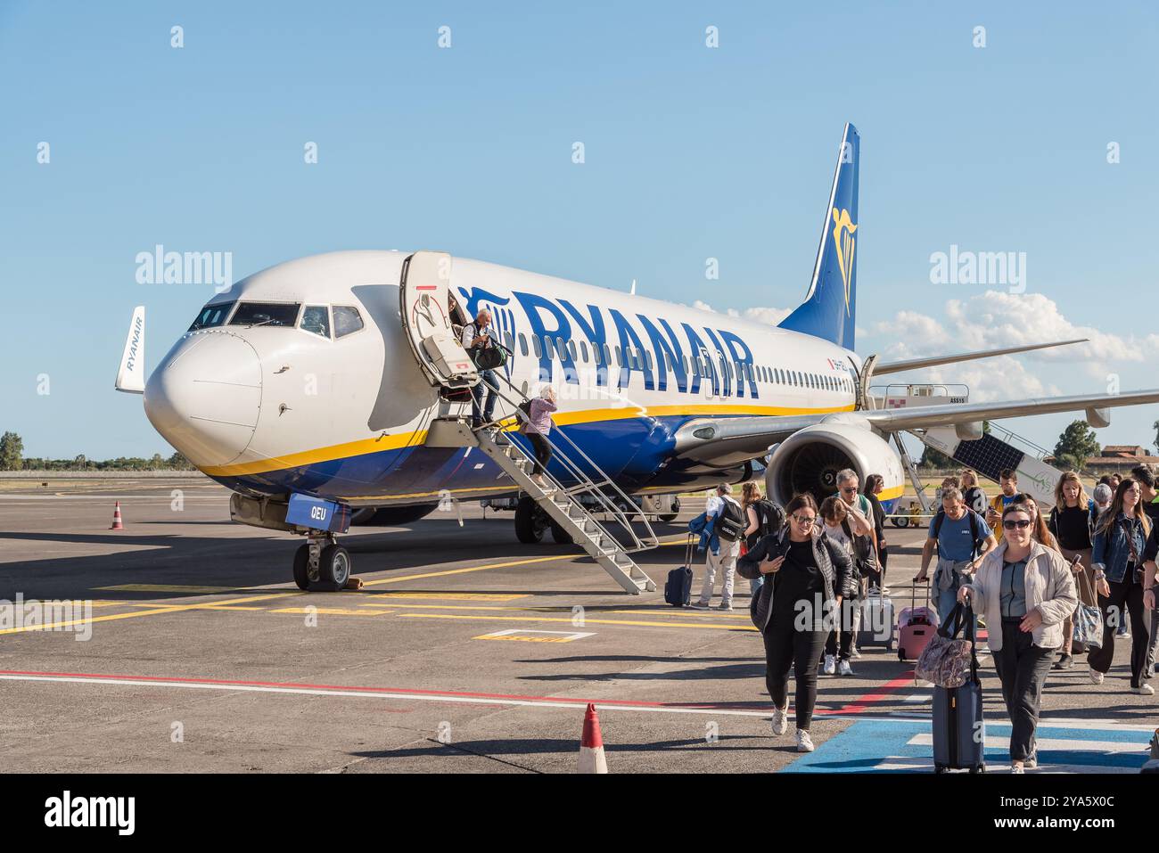 Catania, Sizilien, Italien - 29. September 2024: Billigfluggesellschaft Ryanair am Flughafen Catania-Fontanarossa International. Stockfoto