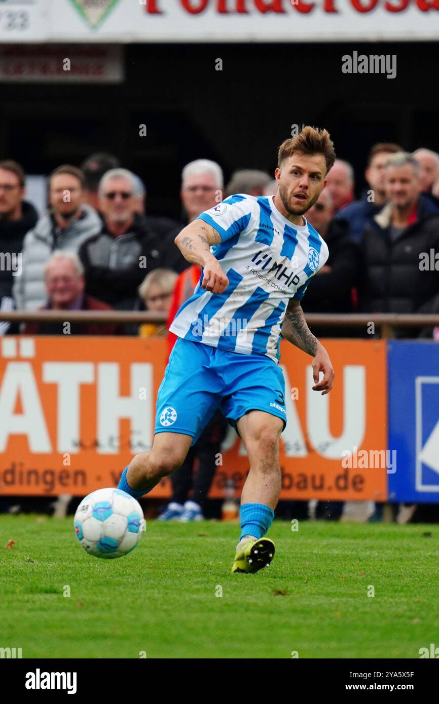 Bahlingen, Deutschland. September 2024. David Kammerbauer (SV Stuttgarter Kickers Nr. 3) beim Ball abspielen Regionalliga S?dwest, Bahlinger SC vs. SV Stuttgarter Kickers, 12.10.2024 DFB/DFL-VORSCHRIFTEN VERBIETEN JEDE VERWENDUNG VON FOTOGRAFIEN ALS BILDSEQUENZEN UND/ODER QUASI-VIDEO/dpa/Alamy Live News Stockfoto