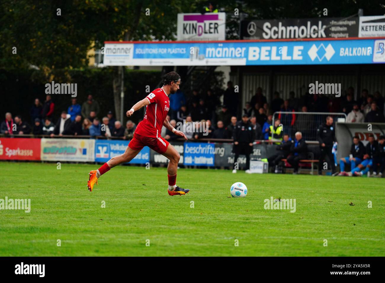 Bahlingen, Deutschland. September 2024. Freisto? Durch Hasan Pepi? (Bahlinger SC Nr. 27) von 20m Regionalliga S?dwest, Bahlinger SC vs SV Stuttgarter Kickers, 12.10.2024 DFB/DFL-VORSCHRIFTEN VERBIETEN JEDE VERWENDUNG VON FOTOGRAFIEN ALS BILDSEQUENZEN UND/ODER QUASI-VIDEO/dpa/Alamy Live News Stockfoto