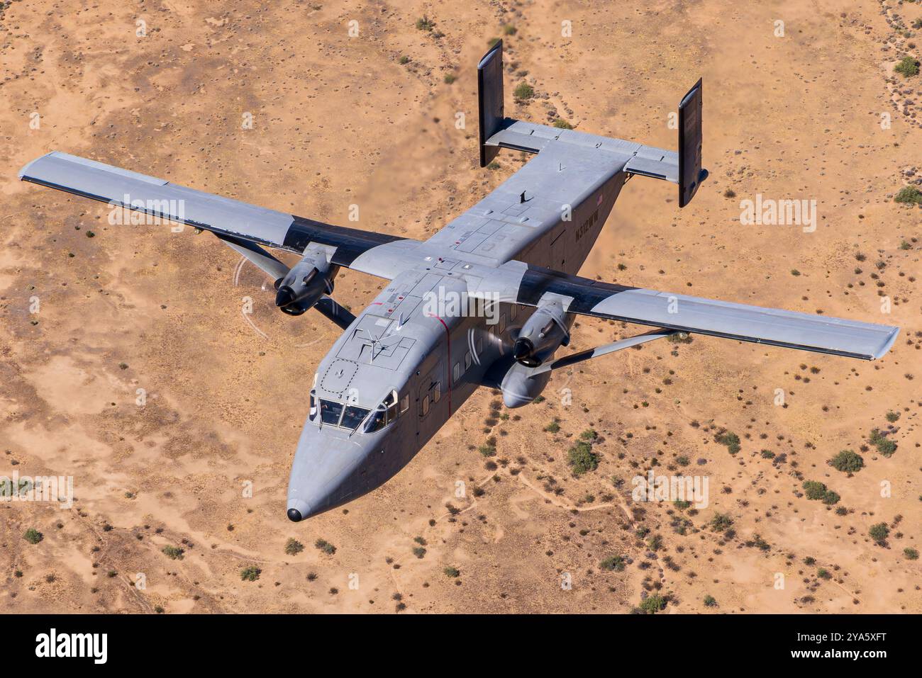 N312WW kurze C-23B Sherpaair über den Superstition Mountains Arizona Stockfoto