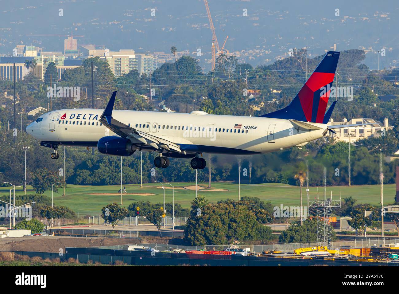 N825DN Delta Air Lines Boeing 737-932ER(WL) landet bei Los Angeles International (LAX/KLAX) Stockfoto