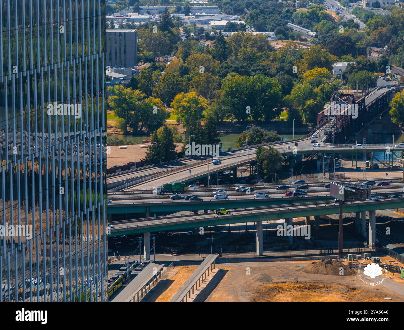 Blick aus der Vogelperspektive auf Sacramentos Highways und Stadtlandschaft Stockfoto