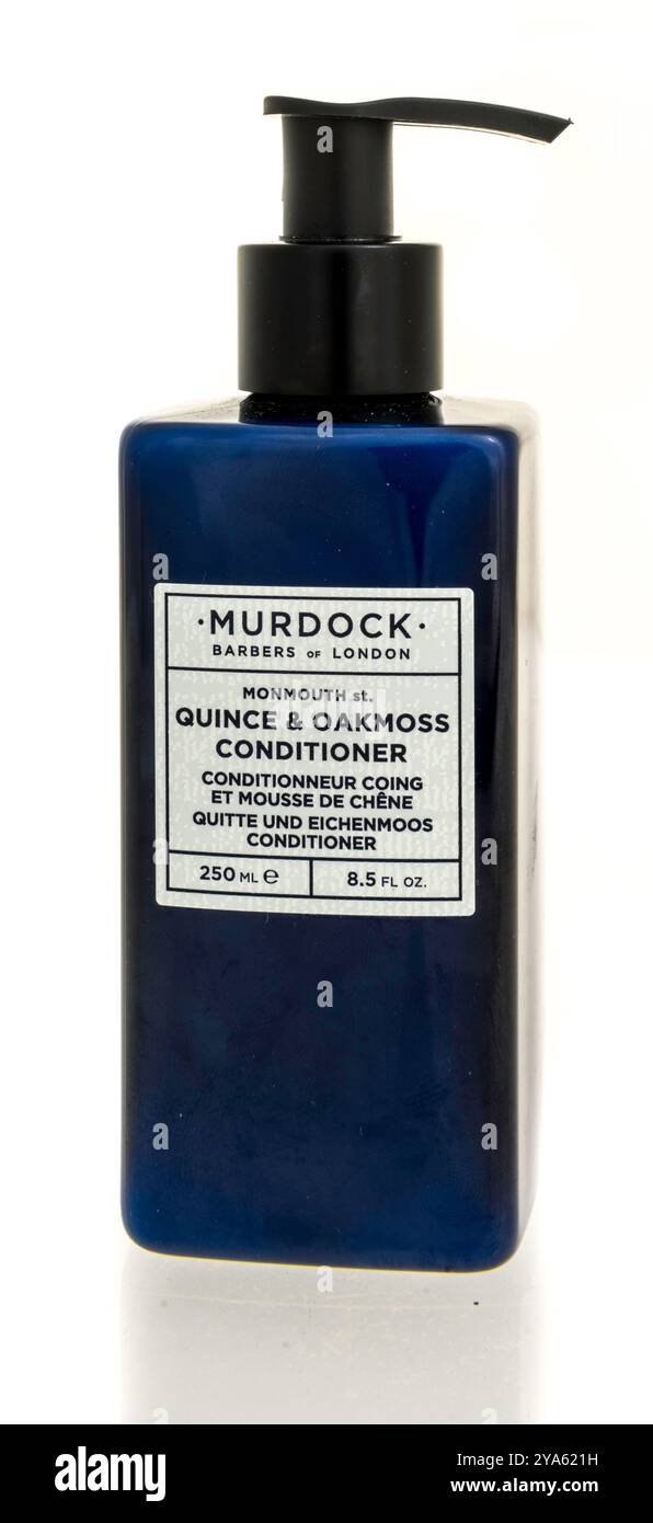 Winneconne, WI - 27. Juli 2024: Ein Paket von Murdock-Friseurbarbern und London Quitte- und Eichenmoos-Conditioner auf einem isolierten Hintergrund. Stockfoto