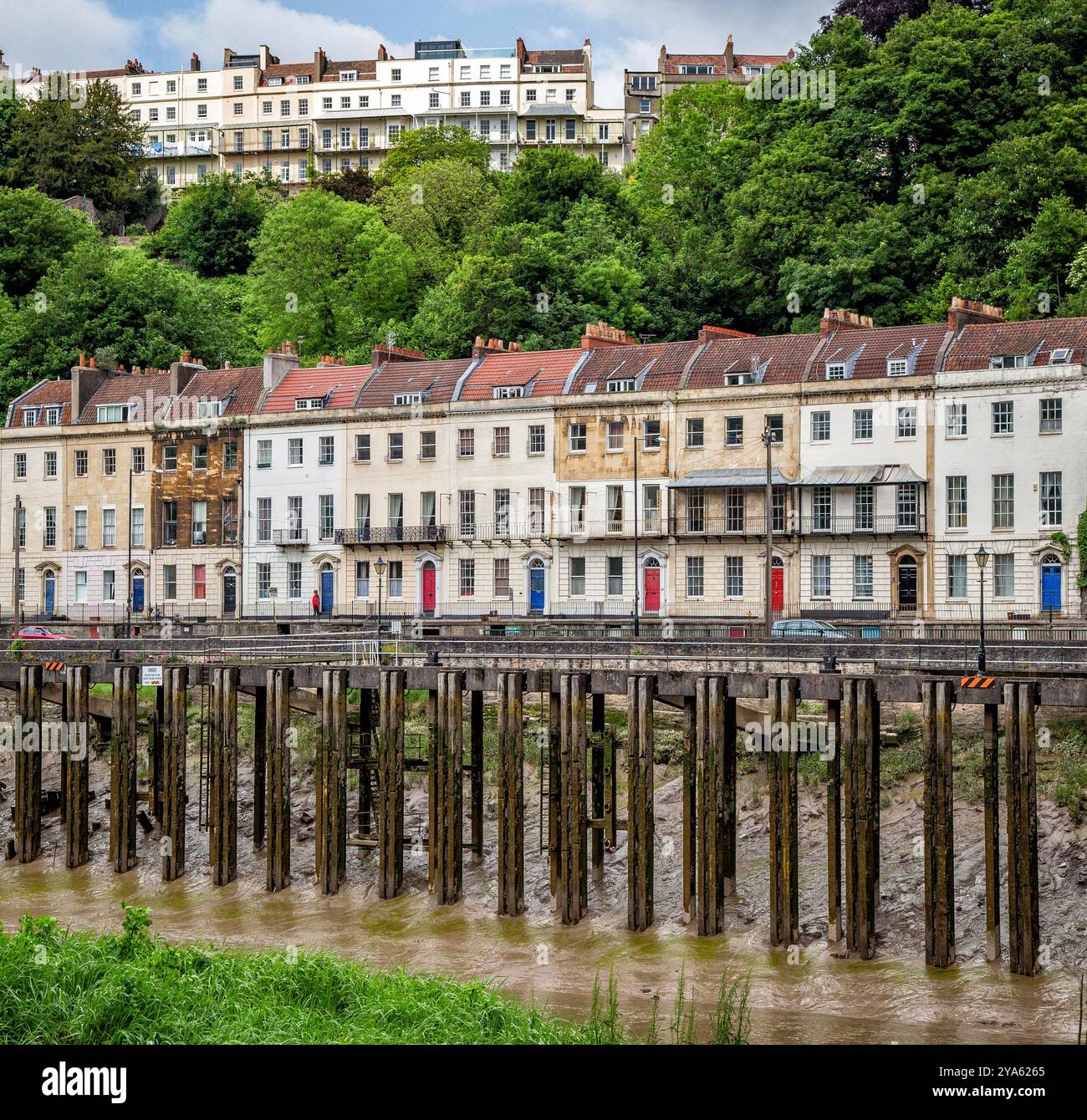 Stillgelegter Schiffsterminal vor der St. Augustines Parade in Hotwells Bristol UK am Fluss Avon mit den Häusern des Dorfes Clifton hoch darüber Stockfoto