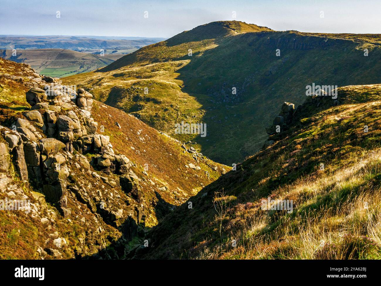 Blick auf den Grindsbrook Clough vom Rand des Kinder Plateaus in Richtung Grindslow Knoll im Derbyshire Peak District UK Stockfoto