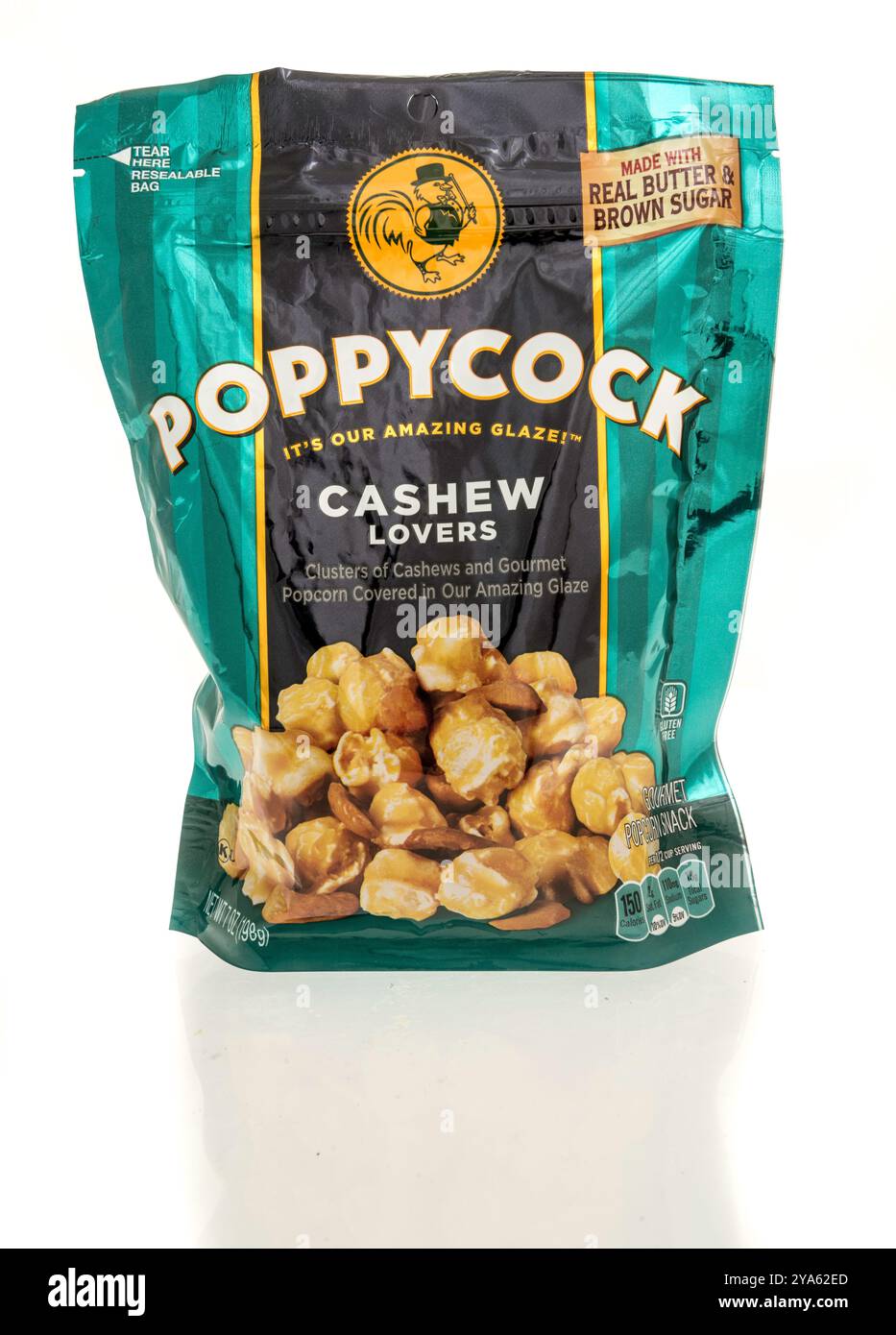 Winneconne, WI - 3. August 2024: Ein Paket von Poppycock Cashew Lovers Cluster von Cashew und Gourmet Popcorn bedeckt mit Glasur auf einem isolierten Hintergrund. Stockfoto