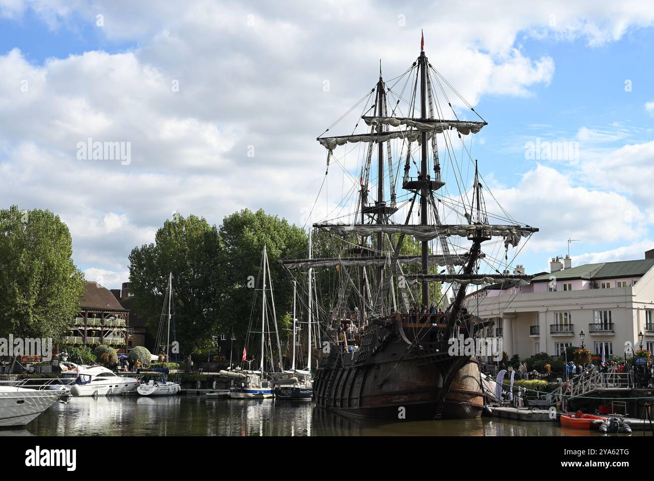 Nachbildung des spanischen Königshauses Galeón Andalucía im St. Katherine Dock in London Stockfoto