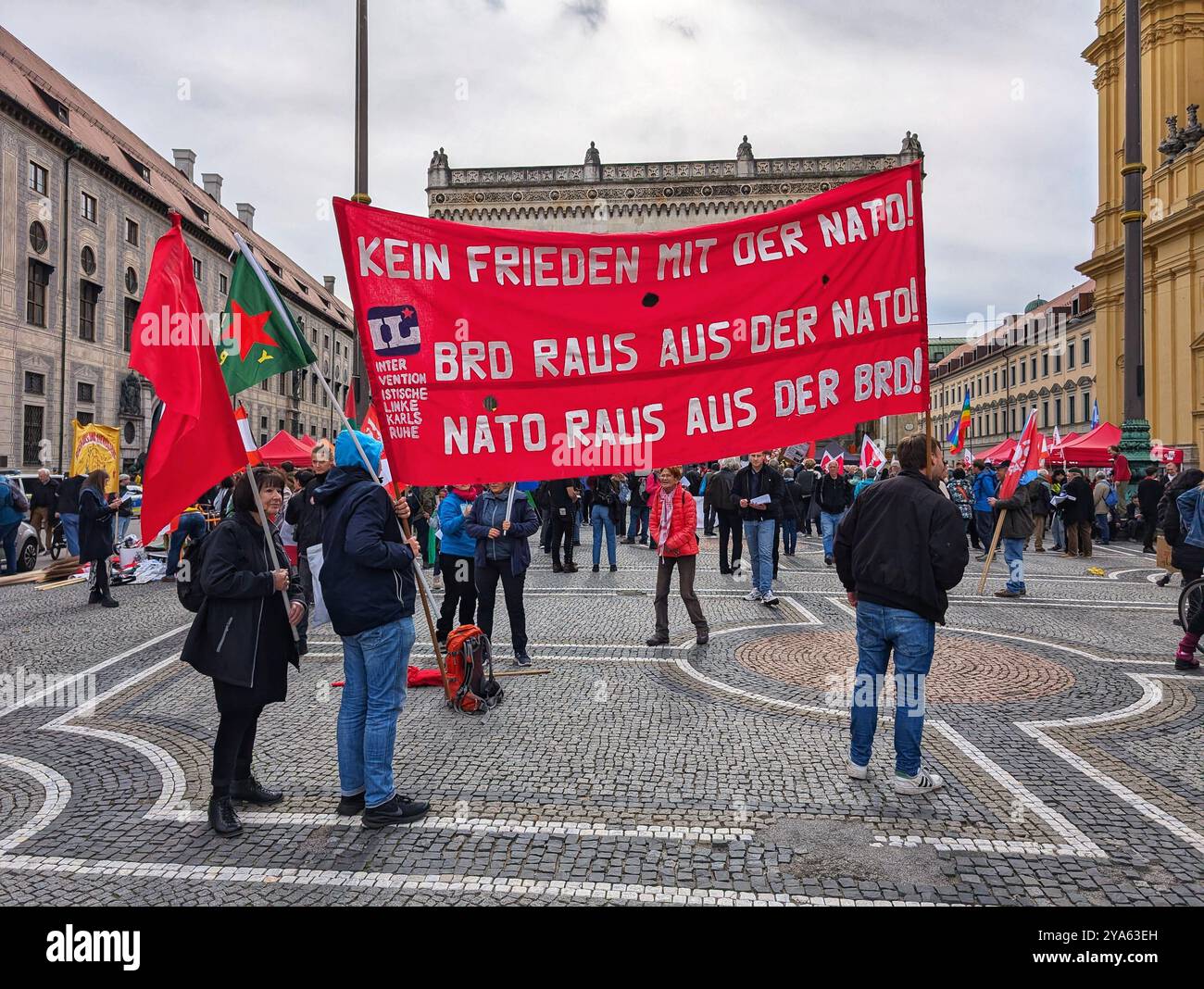 München, Bayern, Deutschland. Oktober 2024. Die deutsche Ver.di union versammelte sich in München unter dem Motto Ã¢â‚¬Å „Soziales rauf-Ruestung runter! Ã¢â‚¬Â Ã‚Â (mehr sozial, weniger Rüstung) in einer Demonstration für soziale Gerechtigkeit, Klimagerechtigkeit und Frieden. Ã‚Â die union kritisiert die Regierung der Ampel-Koalition für die Reduzierung von Sozialprogrammen, einschließlich Pensionierung, Buergergeld und Asylzahlungen, während die militärischen Auszahlungen steigen und ein dringender Bedarf an mehr Investitionen in Bildung, Wohnraum und Klimaschutz besteht. Ã‚Â die Kritik an den Militärausgaben erstreckt sich auch auf die Kritik an Verteidigern Stockfoto