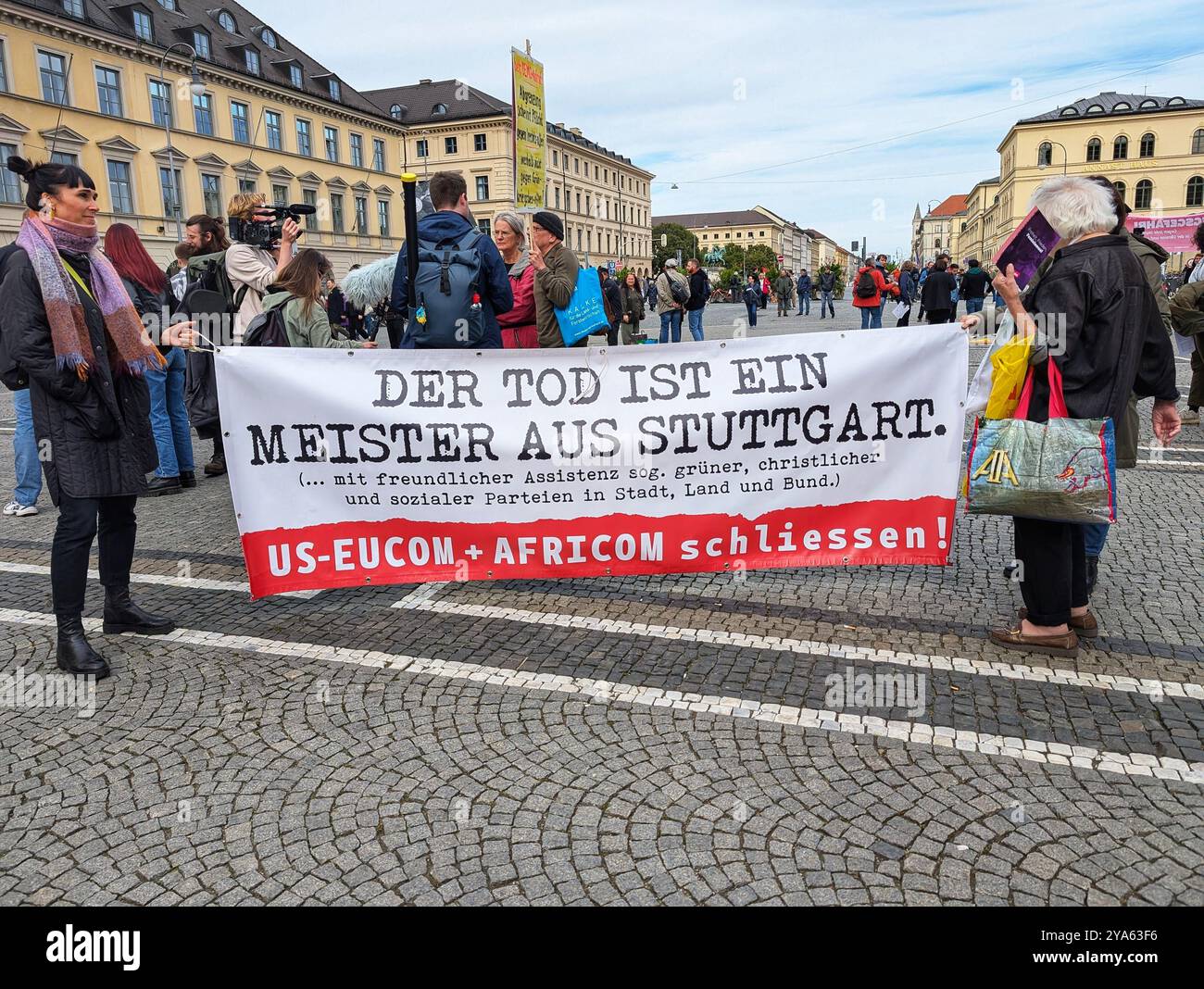 München, Bayern, Deutschland. Oktober 2024. Die deutsche Ver.di union versammelte sich in München unter dem Motto Ã¢â‚¬Å „Soziales rauf-Ruestung runter! Ã¢â‚¬Â Ã‚Â (mehr sozial, weniger Rüstung) in einer Demonstration für soziale Gerechtigkeit, Klimagerechtigkeit und Frieden. Ã‚Â die union kritisiert die Regierung der Ampel-Koalition für die Reduzierung von Sozialprogrammen, einschließlich Pensionierung, Buergergeld und Asylzahlungen, während die militärischen Auszahlungen steigen und ein dringender Bedarf an mehr Investitionen in Bildung, Wohnraum und Klimaschutz besteht. Ã‚Â die Kritik an den Militärausgaben erstreckt sich auch auf die Kritik an Verteidigern Stockfoto