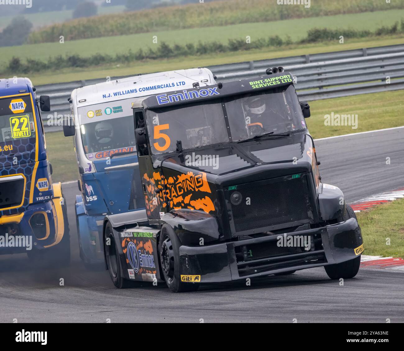 Adam Bint in seinem Volvo White Aerodyne während der British Truck Racing Championship 2023 in Snetterton, Norfolk, Großbritannien Stockfoto