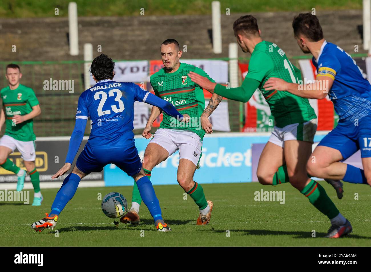 Bet McLean Oval, Belfast, Nordirland, Großbritannien. Oktober 2024. Sports Direct Premiership – Glentoran gegen Dungannon Swifts, irische Premiership-Action aus dem heutigen Spiel in Belfast. (Dungannon Swifts in blau). Dylan Connolly in der Pause für Glentoran. Quelle: CAZIMB/Alamy Live News. Stockfoto