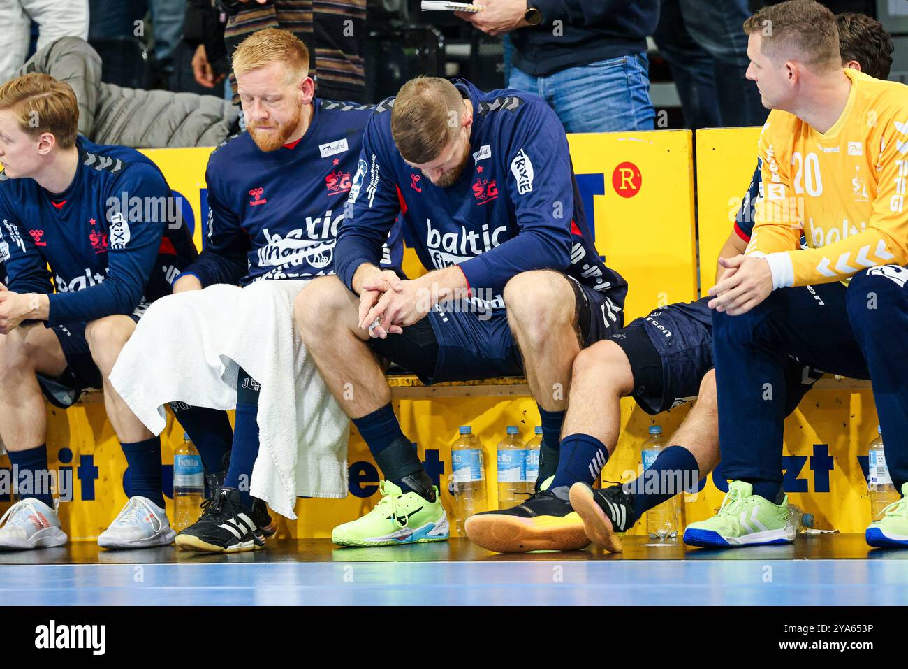 Flensburg, Deutschland. Oktober 2024. Handball: Bundesliga, SG Flensburg-Handewitt - SC Magdeburg, Spieltag 6, Campushalle. Flensburgs Spieler reagieren enttäuscht nach der Heimniederlage gegen Magdeburg. Frank Molter/dpa/Alamy Live News Stockfoto