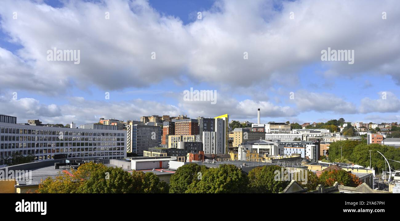 Bristol City Central Area Skyline mit blauem Himmel und Wolken, Bristol, England, Großbritannien Stockfoto