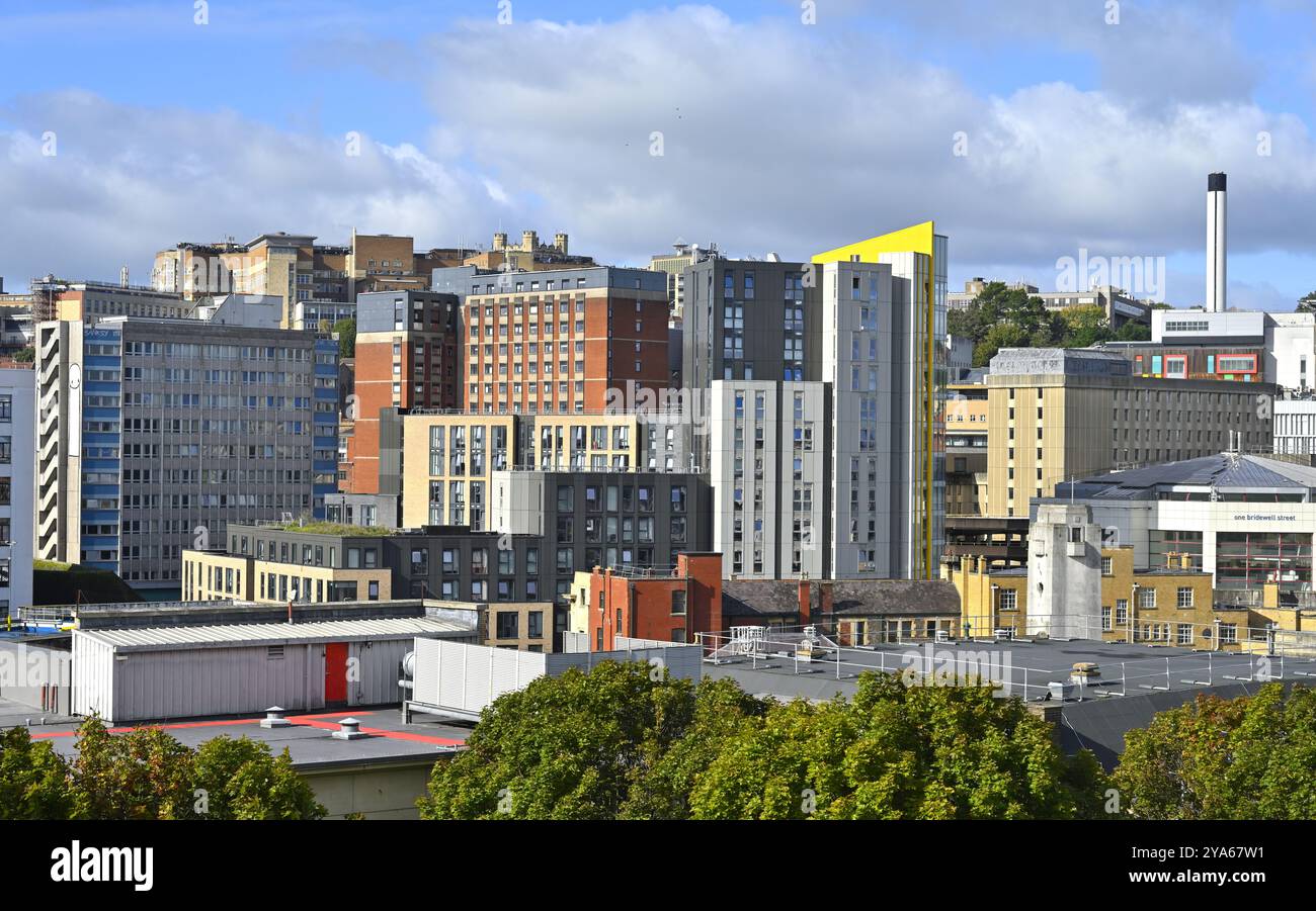 Bristol City Central Area Skyline mit blauem Himmel und Wolken, Bristol, England, Großbritannien Stockfoto