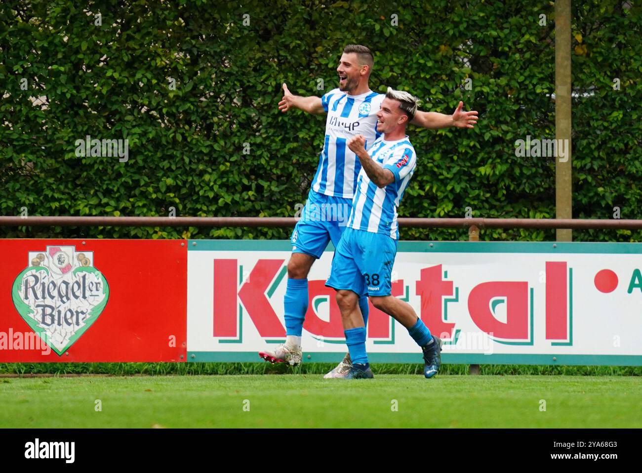 Bahlingen, Deutschland. Oktober 2024. Torjubel zum 0:2 durch David Braig (SV Stuttgarter Kickers Nr. 22) mit Christian Mauersberger (SV Stuttgarter Kickers Nr. 38) Regionalliga S?dwest, Bahlinger SC vs SV Stuttgarter Kickers, 12.10.2024 DFB/DFL-VORSCHRIFTEN VERBIETEN JEDE VERWENDUNG VON FOTOGRAFIEN ALS BILDSEQUENZEN UND/ODER QUASI-VIDEO/dpa/Alamy Live News Stockfoto