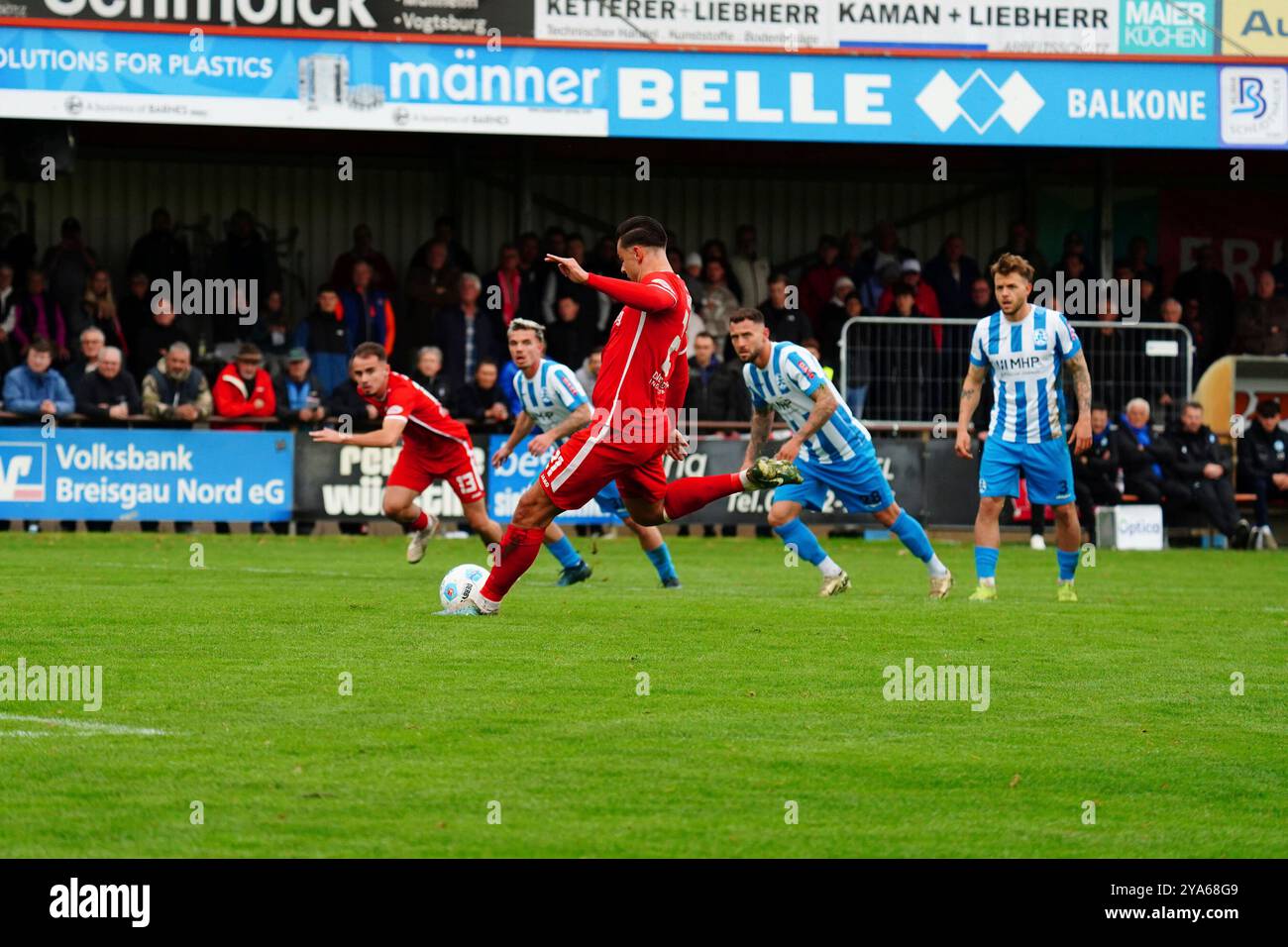 Bahlingen, Deutschland. Oktober 2024. Elfmeter-Schuss von Luca K?bele (Bahlinger SC Nr. 21) Was nicht gez?hlt hat Regionalliga S?dwest, Bahlinger SC vs SV Stuttgarter Kickers, 12.10.2024 DFB/DFL-VORSCHRIFTEN VERBIETEN JEDE VERWENDUNG VON FOTOGRAFIEN ALS BILDSEQUENZEN UND/ODER QUASI-VIDEO/dpa/Alamy Live News Stockfoto