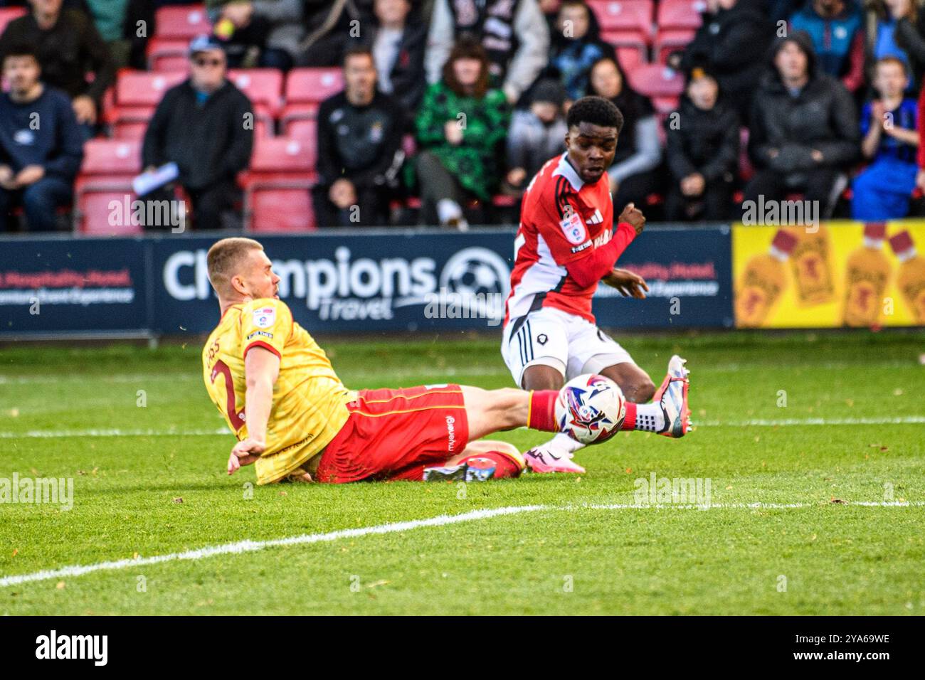 Lewis Cass von Grimsby Town FC tritt gegen Kelly Nmai von Salford City FC während des Spiels der Sky Bet League 2 zwischen Salford City und Grimsby Town im Peninsula Stadium in Salford am Samstag, den 12. Oktober 2024, an. (Foto: Ian Charles | MI News) Credit: MI News & Sport /Alamy Live News Stockfoto