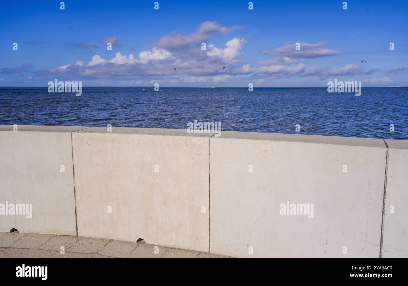 Norddeich, Ostfriesland, Deutschland. Szene im Deutschen Wattenmeer in Ostfriesland auf der Norddeich Promenade das DECK. Oktober 2024 Stockfoto