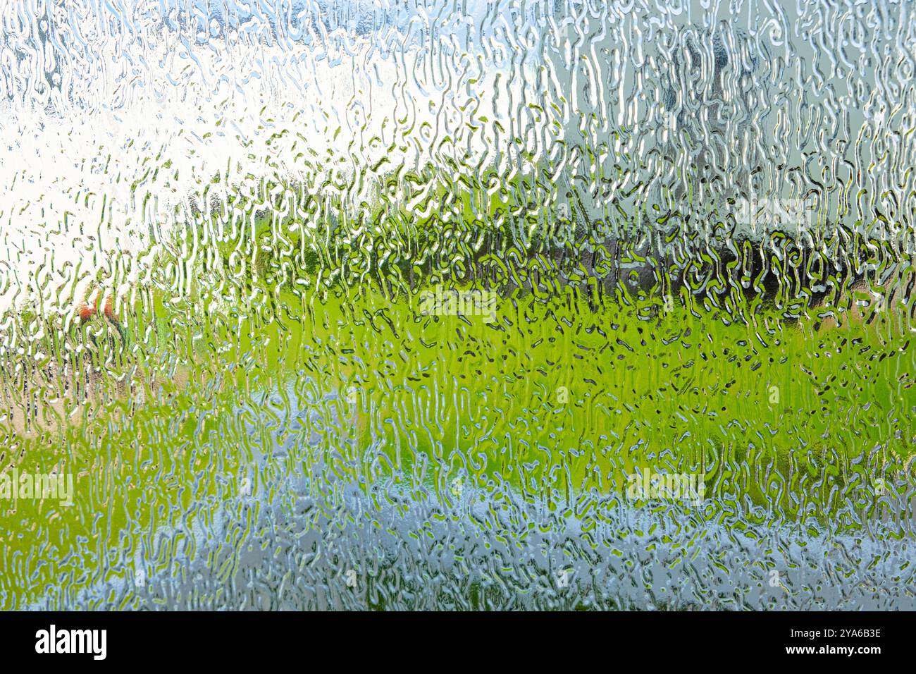 Abstrakter Hintergrund durch gemustertes Glas Stockfoto