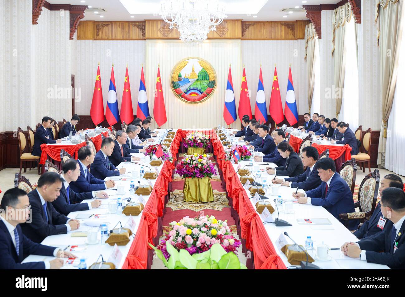 Vientiane. Oktober 2024. Der chinesische Premierminister Li Qiang trifft sich am 12. Oktober 2024 mit dem laotischen Premierminister Sonexay Siphandone im Büro des Premierministers in Laos. Quelle: Liu Bin/Xinhua/Alamy Live News Stockfoto