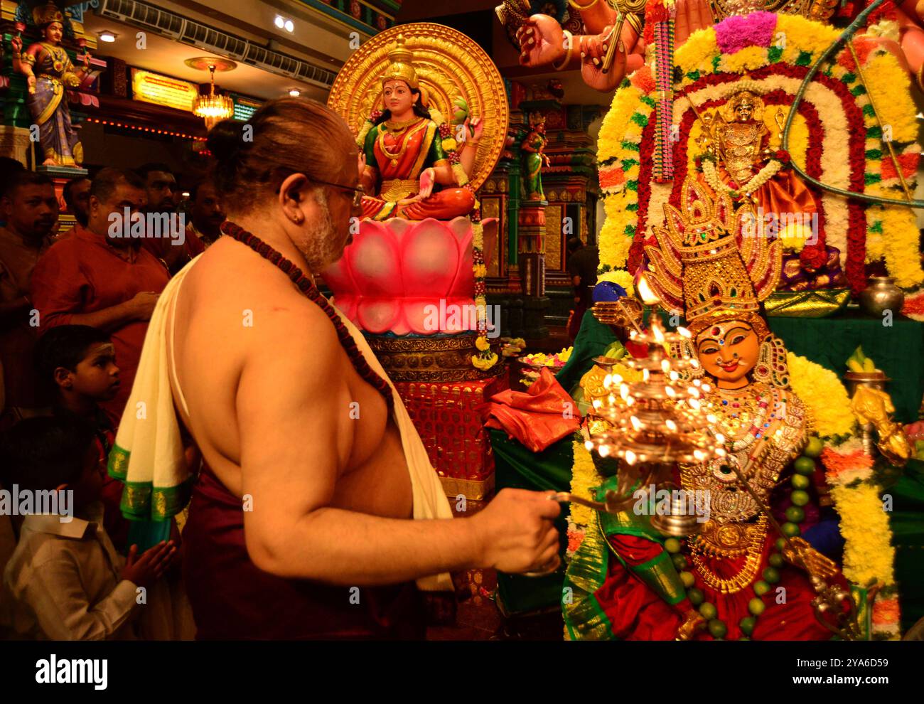 MALAYSIA KUALA LUMPUR 12/10/2024 . Das Festival ist der Göttin Durga gewidmet, deren neun Formen an neun Tagen verehrt werden. Der letzte Tag ist auch Rama Navami, der Geburtstag von Rama. Aus diesem Grund wird es von einigen Menschen auch Rama Navaratri genannt. In vielen Regionen fällt das Festival nach der Frühlingsernte, in anderen während der Ernte. Navratri ist ein jährlich stattfindendes Hindufest zu Ehren der Göttin Durga, es wird zweimal im Jahr gefeiert. Das Festival wird im Sri Mahamariamman Tempel in Kuala gefeiert. Der Tempel wurde 1873 von K. Thamboosamy Pillai gegründet und diente ursprünglich als ein Stockfoto