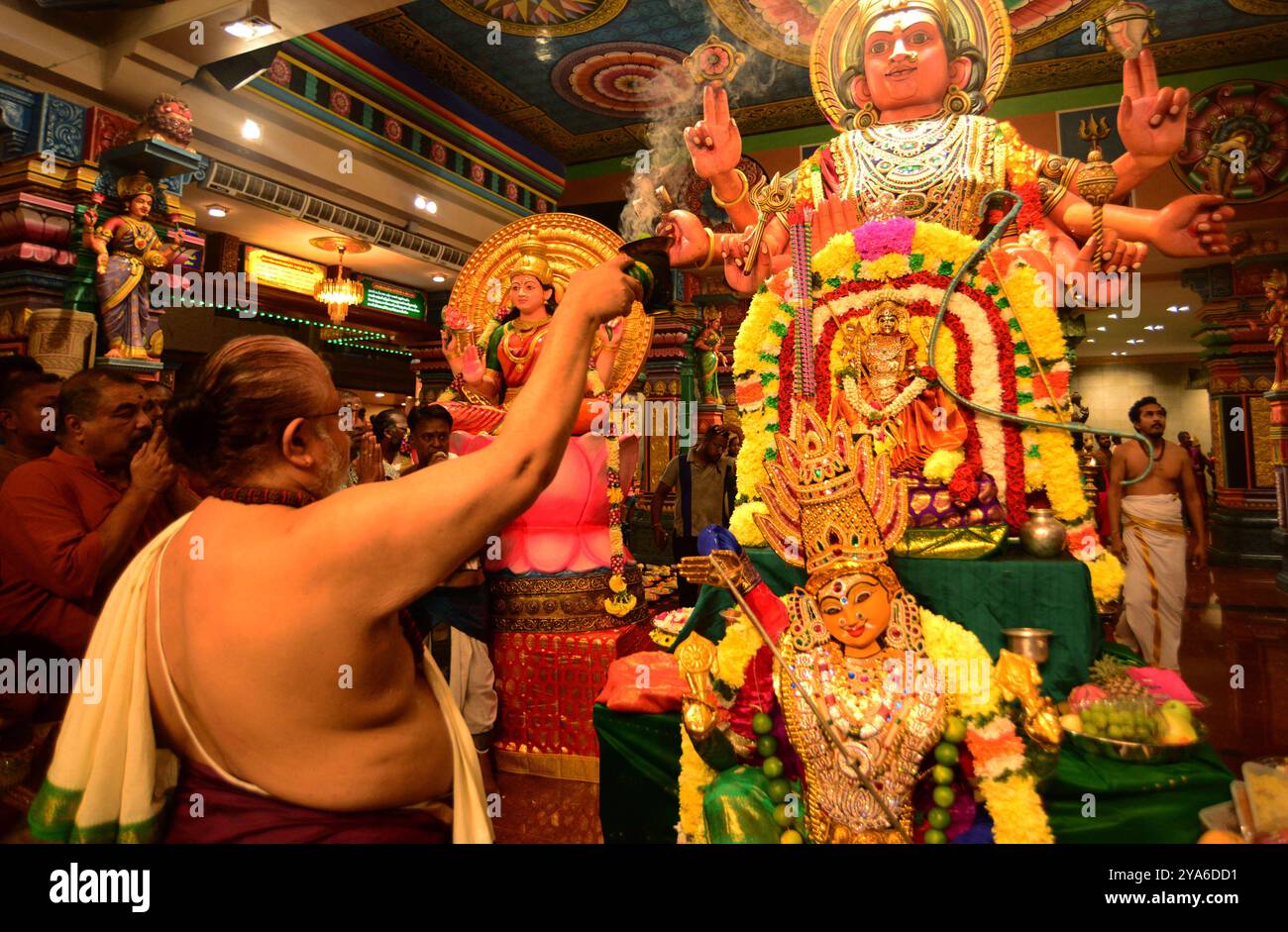 MALAYSIA KUALA LUMPUR 12/10/2024 . Das Festival ist der Göttin Durga gewidmet, deren neun Formen an neun Tagen verehrt werden. Der letzte Tag ist auch Rama Navami, der Geburtstag von Rama. Aus diesem Grund wird es von einigen Menschen auch Rama Navaratri genannt. In vielen Regionen fällt das Festival nach der Frühlingsernte, in anderen während der Ernte. Navratri ist ein jährlich stattfindendes Hindufest zu Ehren der Göttin Durga, es wird zweimal im Jahr gefeiert. Das Festival wird im Sri Mahamariamman Tempel in Kuala gefeiert. Der Tempel wurde 1873 von K. Thamboosamy Pillai gegründet und diente ursprünglich als ein Stockfoto