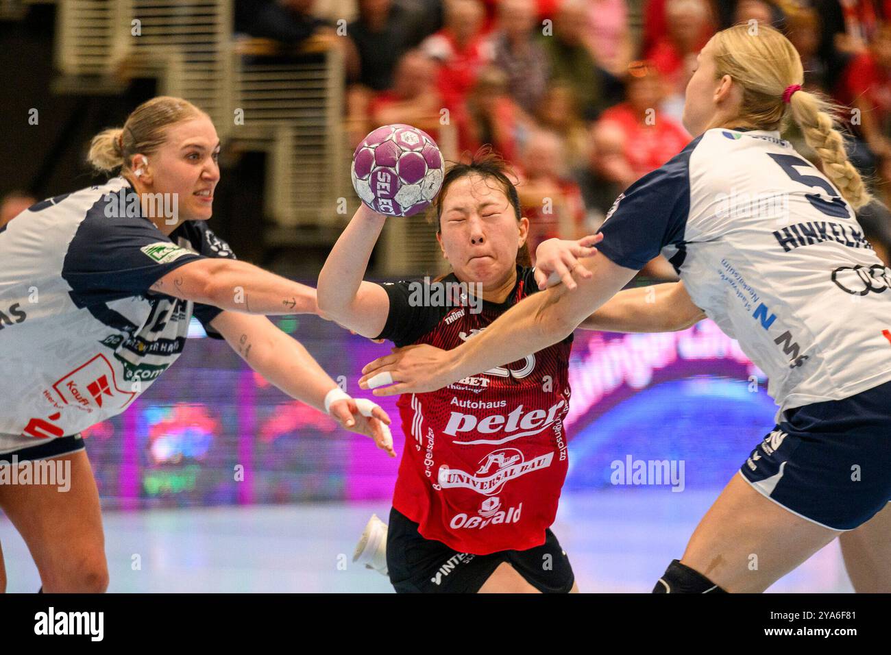 Bad Langensalza, Deutschland. Oktober 2024. Stefanie Kaiser (KM, Sport-Union Neckarsulm, #92), Natsuki Aizawa (Rueckraum, Thüringer HC, #23), Kim Lara Hinkelmann (KM, Sport-Union Neckarsulm, #5) GER, Thueringer HC gegen Sport-Union Neckarsulm, 1. Handballbundesliga Frauen, 4. Spieltag, Spielzeit 2024/2025, 12.10.2024 Foto: Eibner-Pressefoto/Martin Herbst Credit: dpa/Alamy Live News Stockfoto