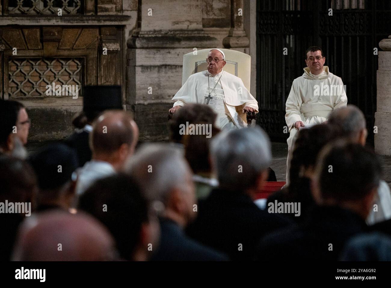 Papst Franziskus nimmt an einem ökumenischen Vigil-Gebet mit Synodenvätern und christlichen Führern verschiedener Glaubensrichtungen am Protomartyrsplatz neben dem Petersdom Teil. Stockfoto