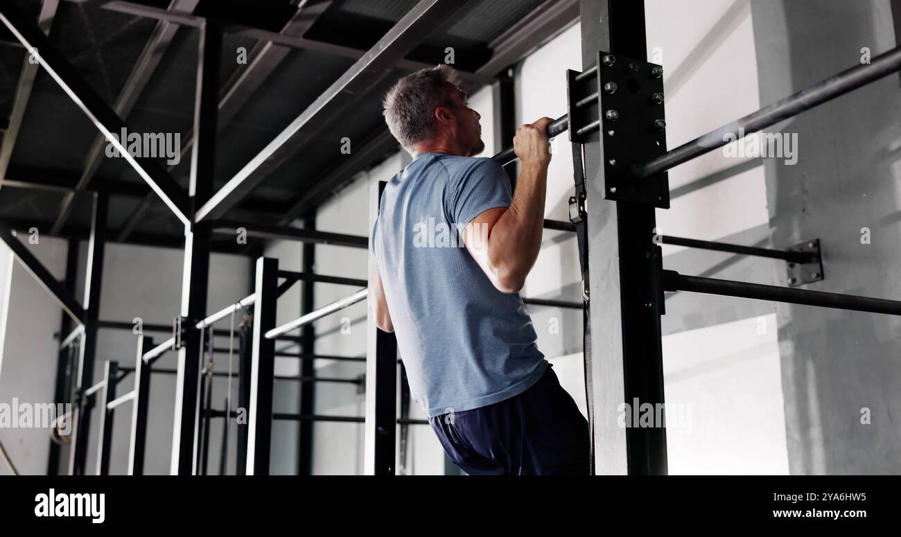 Starker Junger Mann Beim Pull Up Workout Training Stockfoto