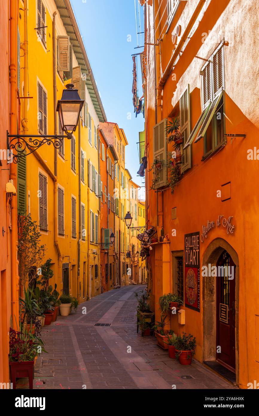 Typische Straße in der Stadt Menton, in den Alpes Maritimes, in der Provence, Frankreich Stockfoto