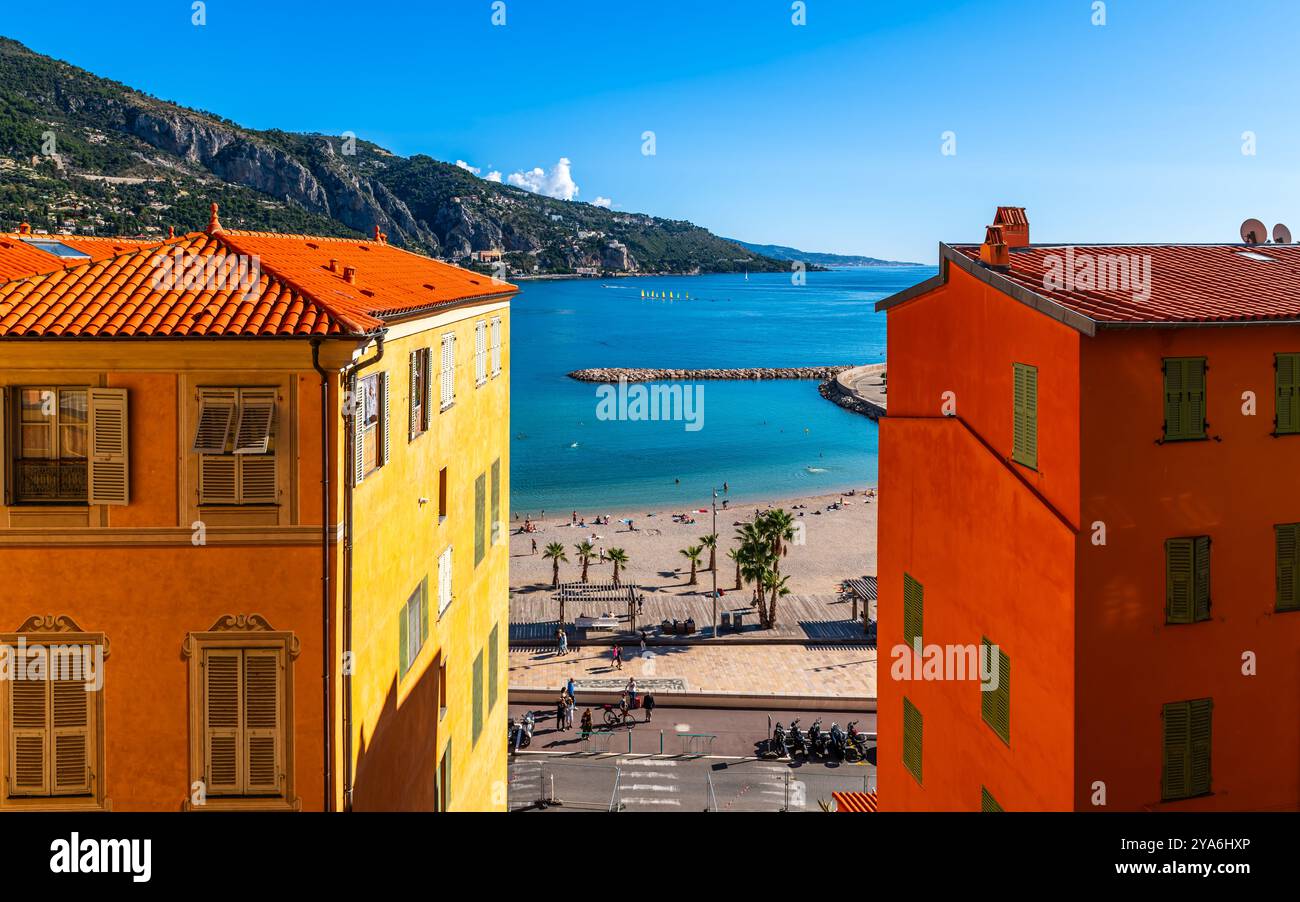 Typische Straße in der Stadt Menton, in den Alpes Maritimes, in der Provence, Frankreich Stockfoto
