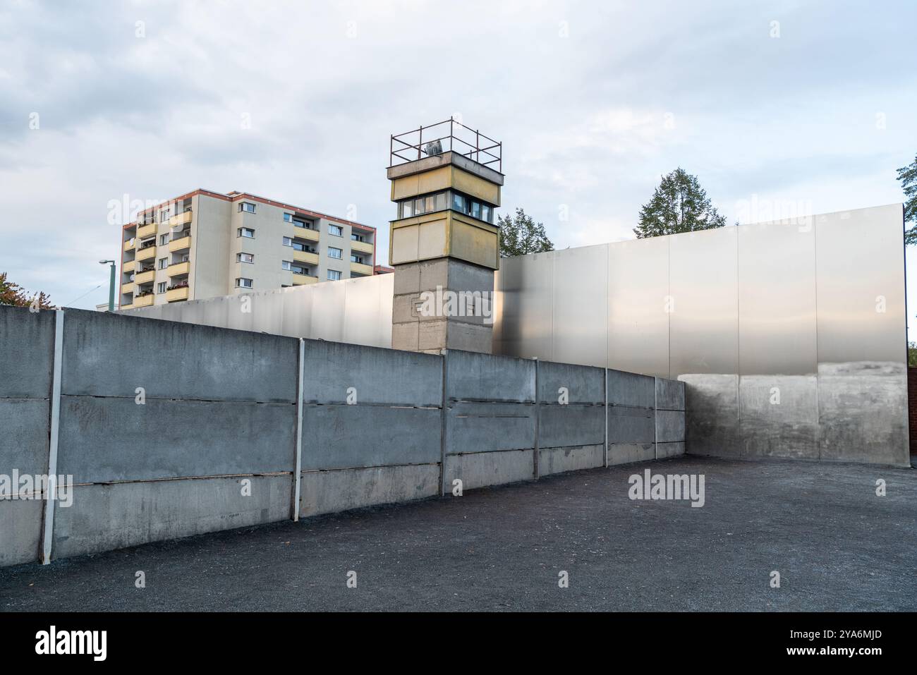 Abschnitt der ursprünglichen Berliner Mauer mit Wachturm in Berlin. Stockfoto