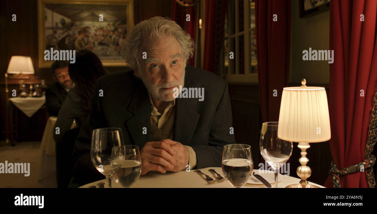 Disclaimer (2024) TV-Mini-Serie von Alfonso Cuarón mit Kevin Kline als Stephen Brigstocke. Ein Dokumentarjournalist im Fernsehen, dessen Arbeit darauf basiert, die Übertretungen von seit langem respektierten Institutionen aufzudecken. Werbefoto ***NUR REDAKTIONELLE VERWENDUNG***. Kredit: BFA / Apple TV+ Stockfoto