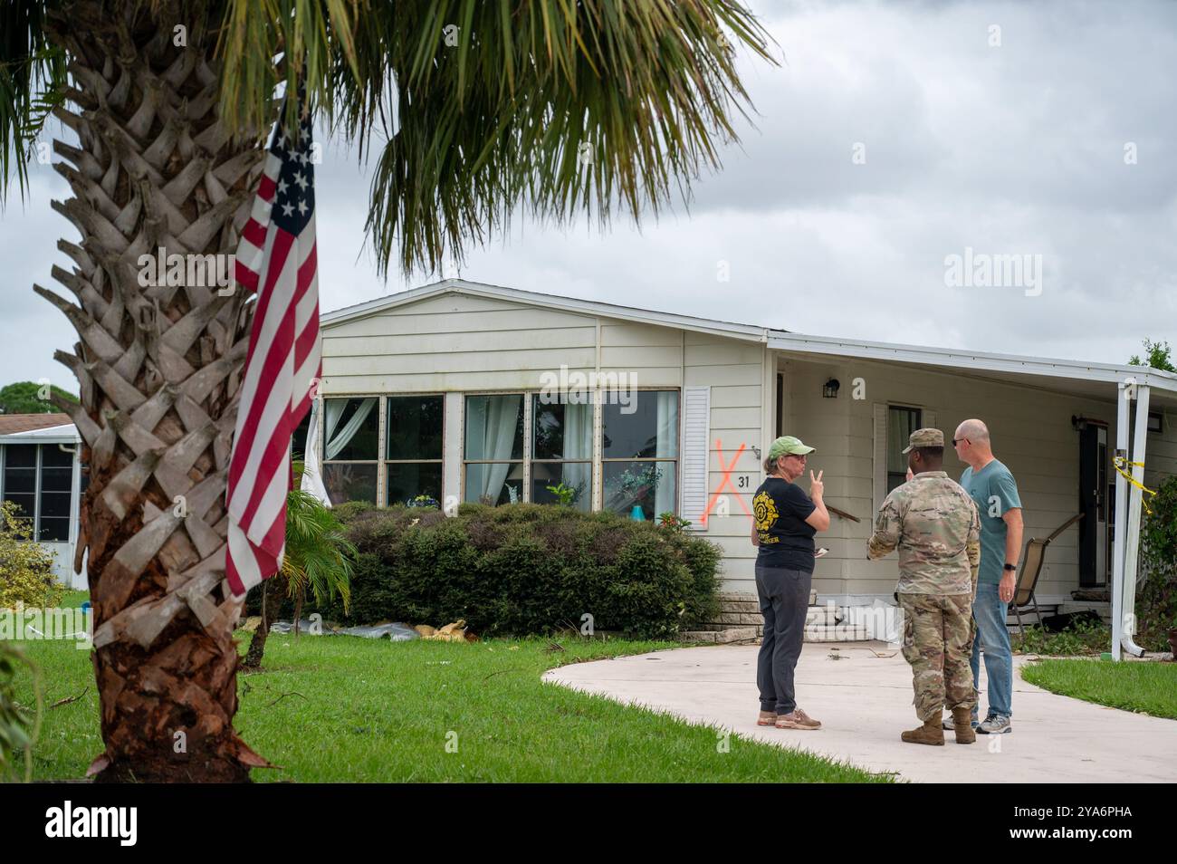 Stuart, Usa. Oktober 2024. U. Soldaten der S-Armee melden sich bei einem Hausbesitzer an, nachdem seine Residenz durch einen Tornado nach dem Hurrikan Milton am 11. Oktober 2024 in Stuart, Florida, beschädigt wurde. Hurrikan Milton traf in Siesta Key als Kategorie-3-Hurrikan an Land und löste Tornados im ganzen Bundesstaat aus. Kredit: TSgt. Chelsea Smith/US Air Force Photo/Alamy Live News Stockfoto