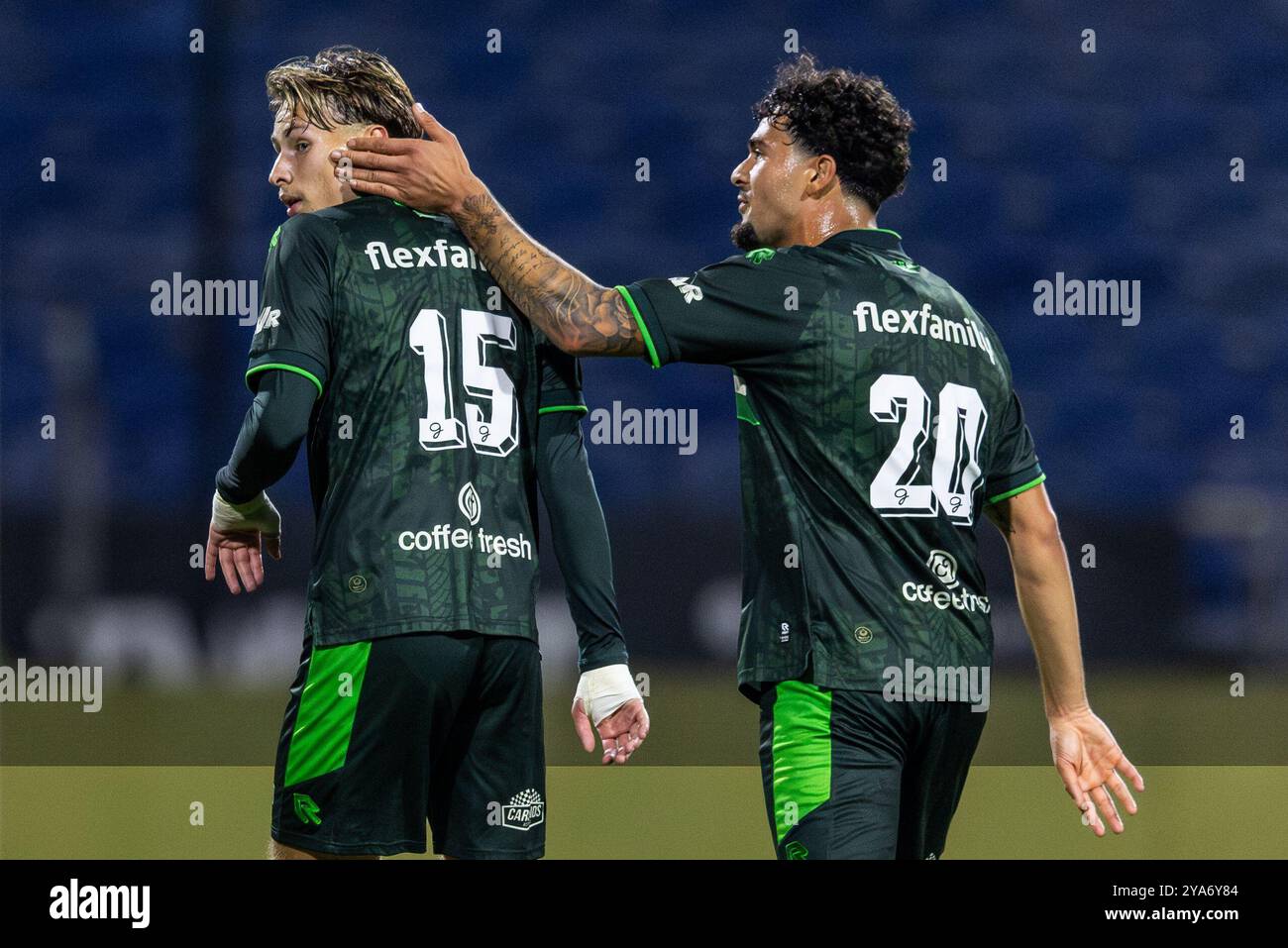 VELSEN, 12-10-2024, 711 Stadion. Niederländischer Fußball, Keuken Kampioen Divisie, Saison 2024/2025. Spiel zwischen Telstar und de Graafschap. De Graafschap-Spieler Jesse van de Haar feiert mit seinem Teamkollegen Rio Hillen (r), nachdem er sein Team mit 1:1-Tor erzielt hat. Beschreibung: Pro Shots/Alamy Live News Stockfoto