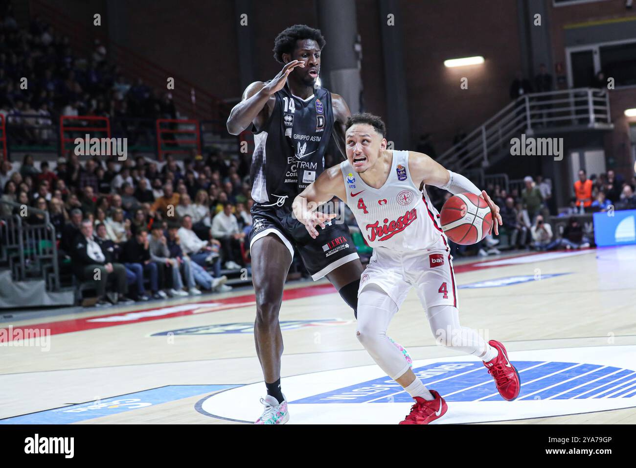 #4 Ross Colbey (Pallacanestro Trieste) während des Bertram Derthona Tortona vs Pallacanestro Trieste, italienische Basketball Serie A Spiel in Casale Monferrato (AL), Italien, 12. Oktober 2024 Stockfoto