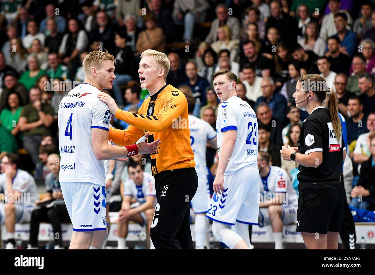 Torwart Bertram Obling (VFL Gummersbach, #16), beruhigt den aufgebrachten , Ellidi Vidarsson (VFL Gummersbach, #04), frisch auf Goeppingen vs. VFL Gummersbach, Handball, 1. Bundesliga, 6. Spieltag, 2024/2025, 12.10.24, Eibner-Pressefoto/Andreas Ulmer Stockfoto