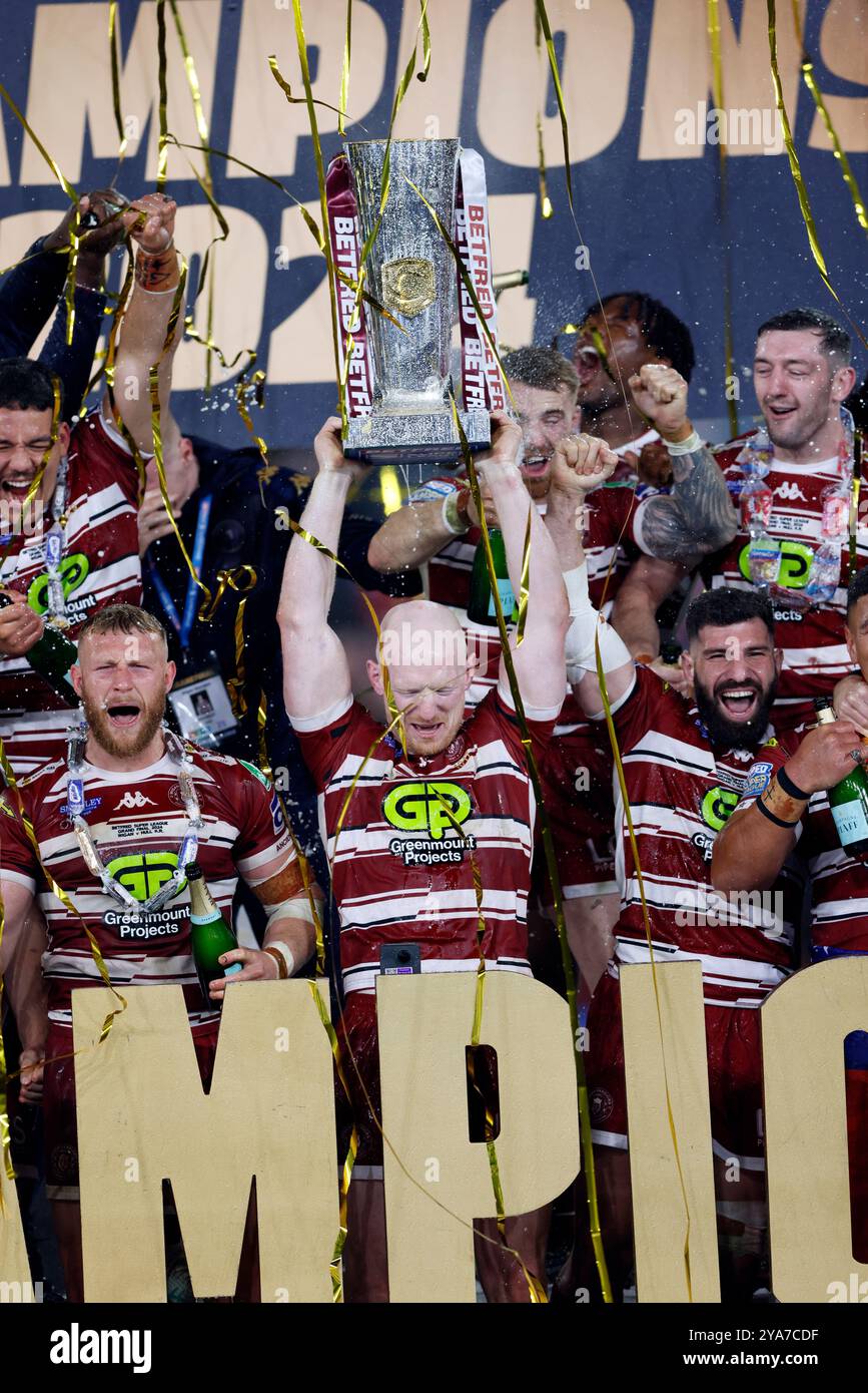 Liam Farrell von Wigan Warriors gewinnt nach dem Spiel des Betfred Super League Grand Final in Old Trafford, Manchester die Trophäe des Super League Grand Final. Bilddatum: Samstag, 12. Oktober 2024. Stockfoto