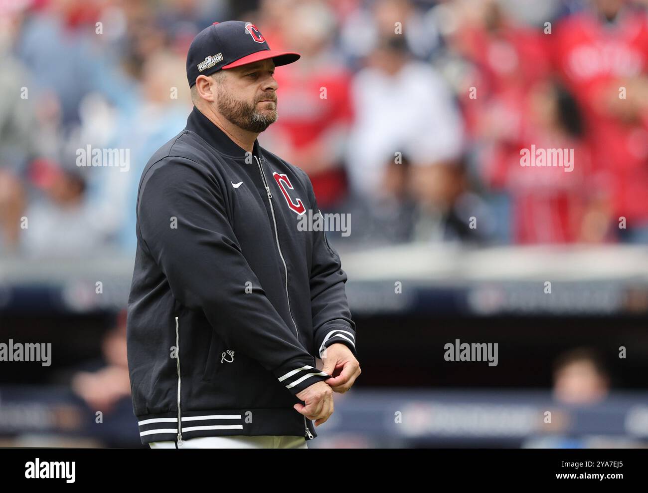 Cleveland, Usa. Oktober 2024. Stephen Vogt, Manager der Cleveland Guardians, kehrt vom Hügel zurück, nachdem er den Pitcher Hunter Gaddis im siebten Inning gegen die Detroit Tigers im fünften Spiel der MLB ALDS im Progressive Field in Cleveland am Samstag, den 12. Oktober 2024 ersetzt hat. Foto: Aaron Josefczyk/UPI Credit: UPI/Alamy Live News Stockfoto