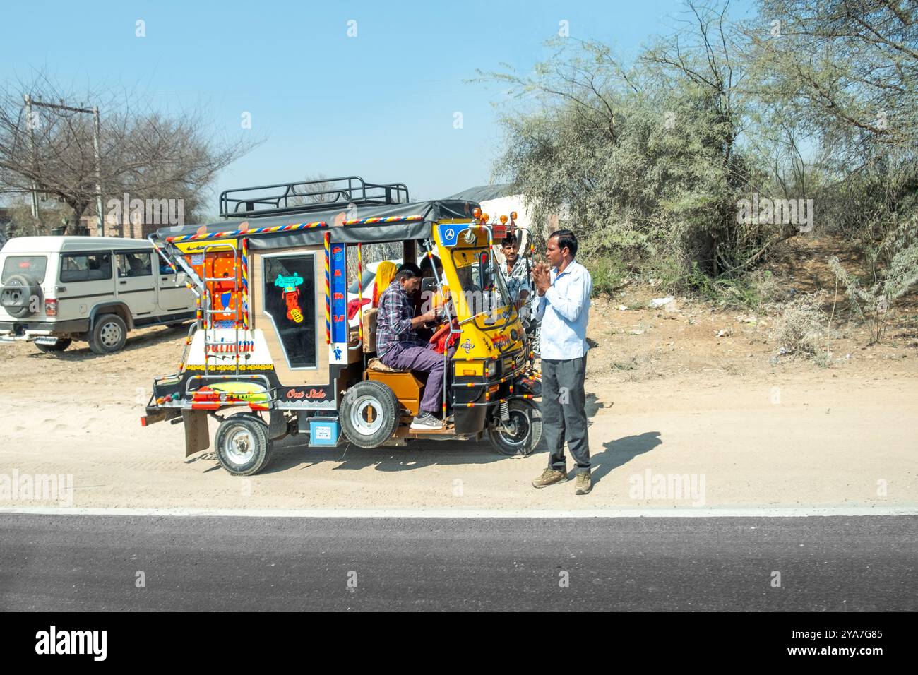 Mandawa, Indien - 11. Februar 2024: Überladenes lokales Taxi auf der Autobahn in der Nähe von Mandawa. Das Bemo, das lokale Taxi, ist überladen, aber das wichtigste tran Stockfoto