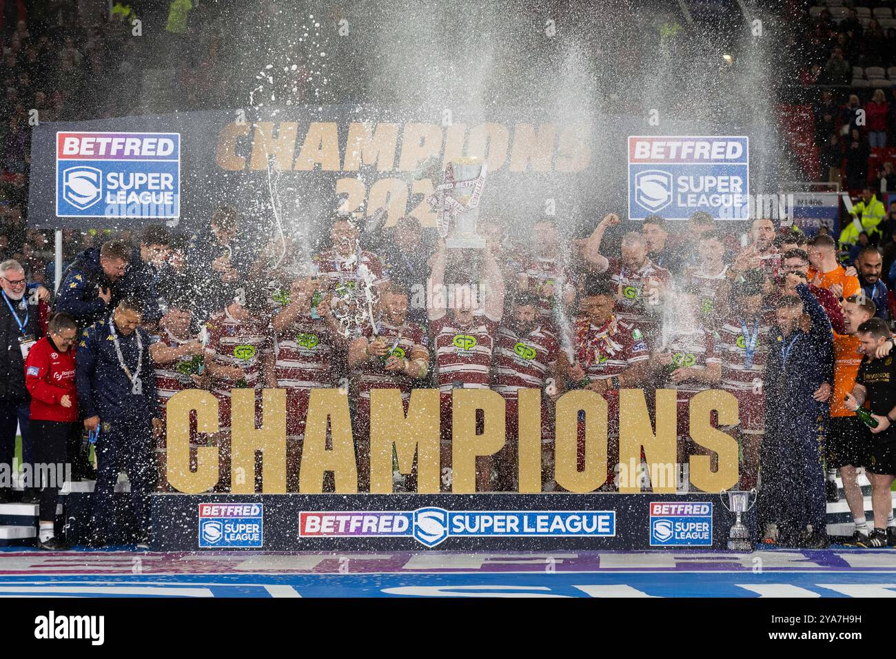 Wigan Warriors holt die Trophäe für das Super League Grand Final Stockfoto