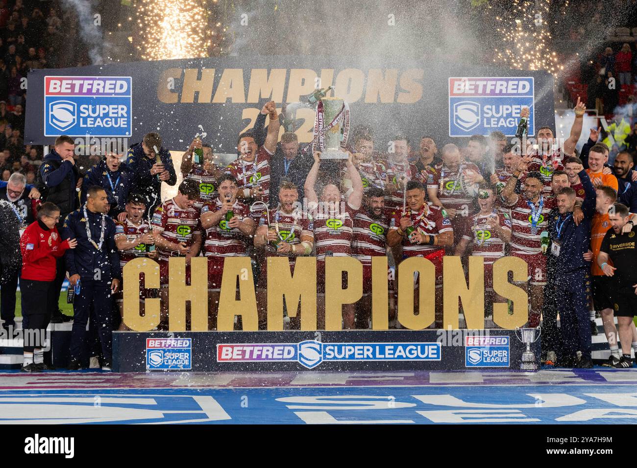 Wigan Warriors holt die Trophäe für das Super League Grand Final Stockfoto