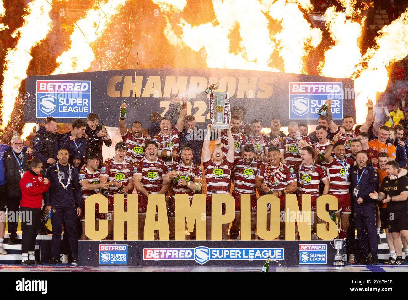 Wigan Warriors holt die Trophäe für das Super League Grand Final Stockfoto