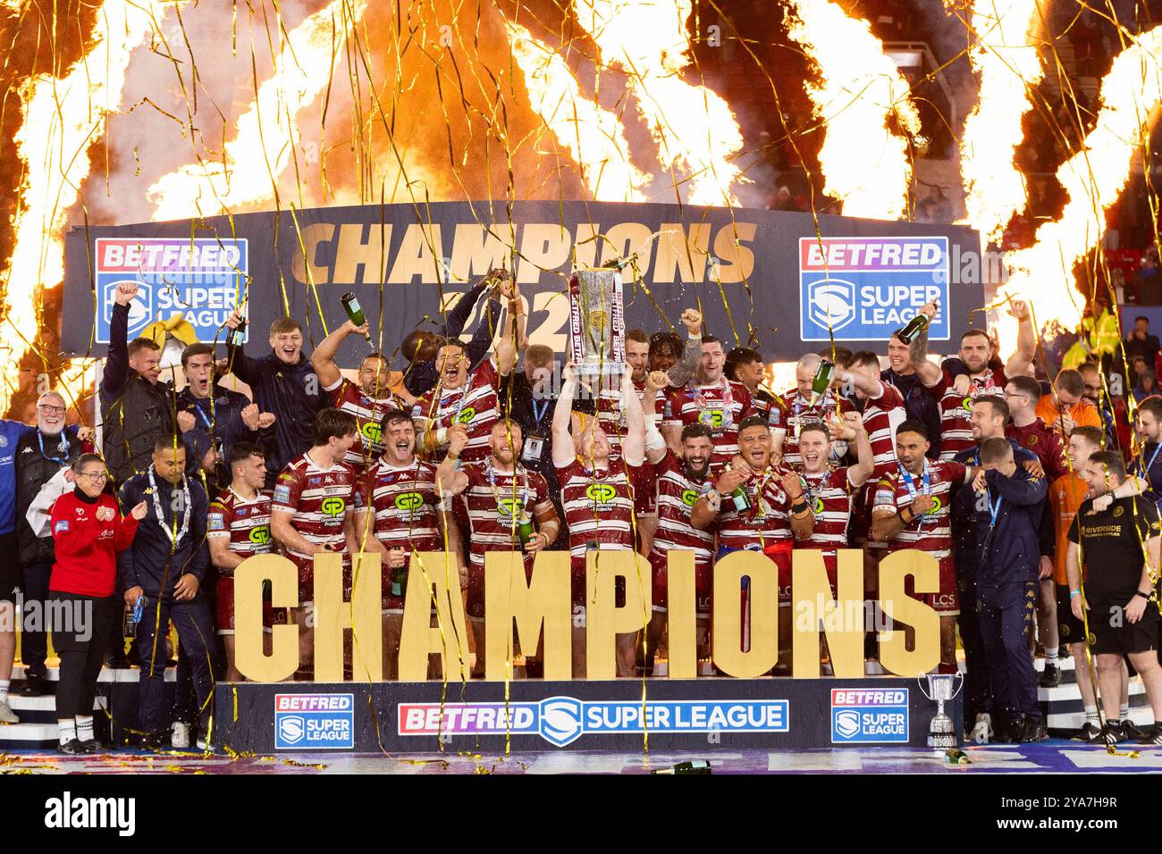 Wigan Warriors holt die Trophäe für das Super League Grand Final Stockfoto