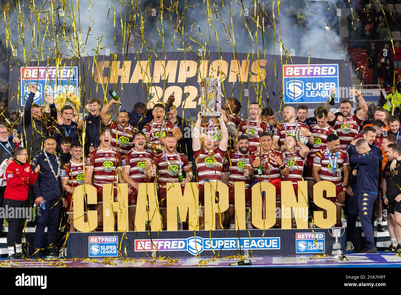 Wigan Warriors holt die Trophäe für das Super League Grand Final Stockfoto