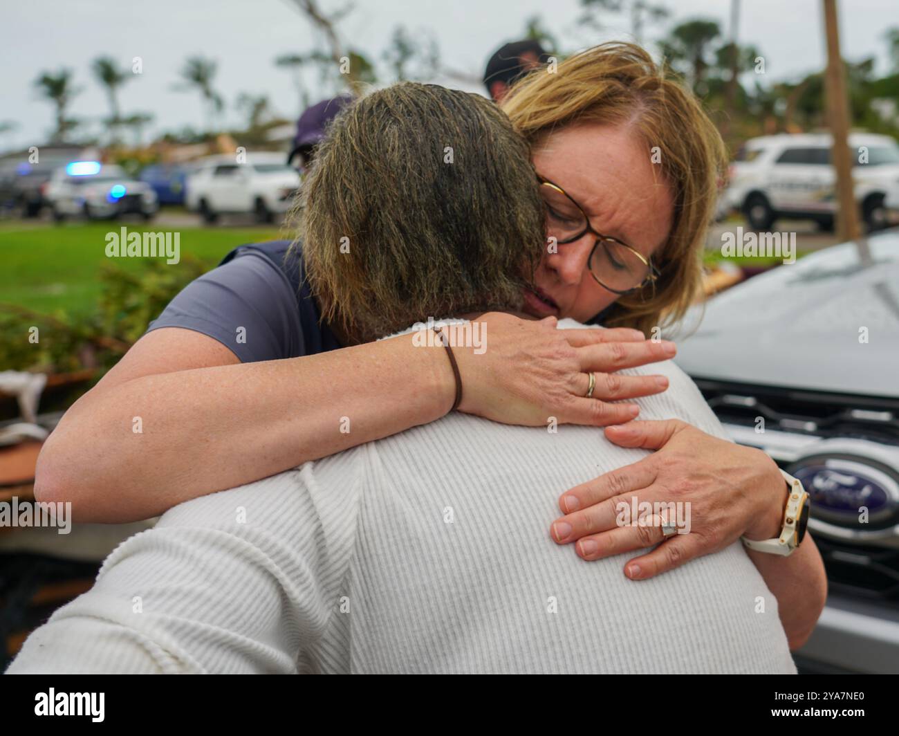 Port St Lucie, Usa. Oktober 2024. Deanne Criswell, die FEMA-Administratorin, tröstet einen Überlebenden nach einem Gemeindetreffen über Erholungsbemühungen nach Hurrikan Milton, 11. Oktober 2024 in Port St. Lucie, Florida. Hurrikan Milton traf bei Siesta Key als Kategorie-3-Hurrikan an Land. Quelle: Daniel Lyon/FEMA Photo/Alamy Live News Stockfoto