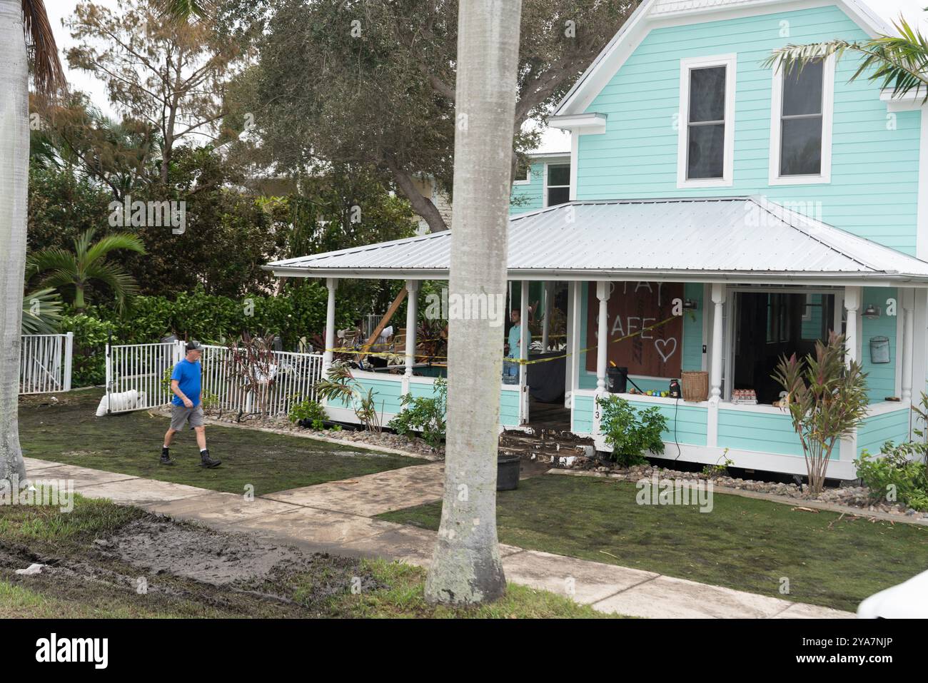 Punta Gorda, Usa. Oktober 2024. Ein Überlebender geht an einer Hausreinigung nach dem Hurrikan Milton am 11. Oktober 2024 in Punta Gorda, Florida vorbei. Hurrikan Milton traf bei Siesta Key als Kategorie-3-Hurrikan an Land. Quelle: Daniel Lyon/FEMA Photo/Alamy Live News Stockfoto